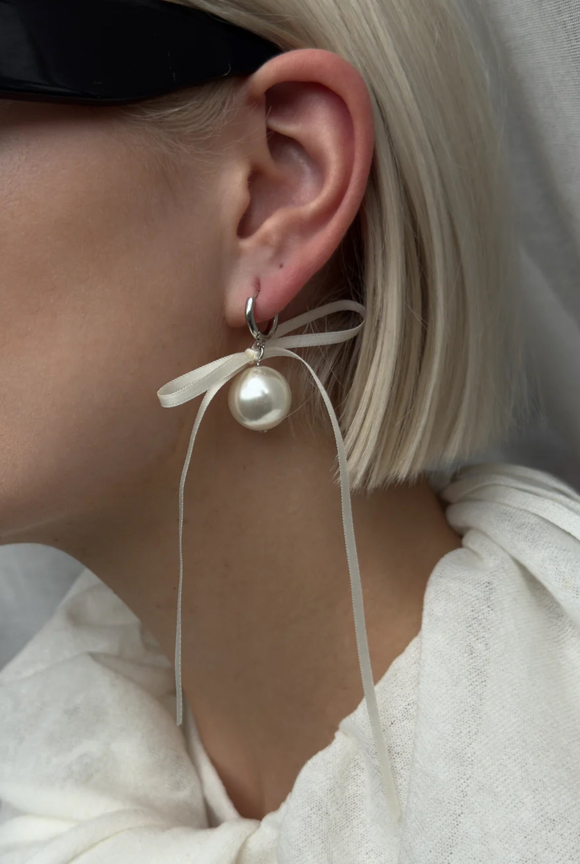 Simonett — Bow Ribbon Pearl Earrings, White