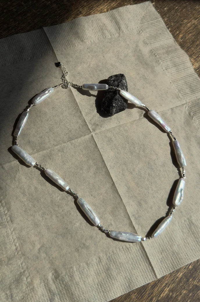 Simonett — Flat Pearl Silver Necklace